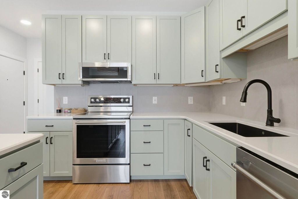 Image 4 of property listing at 714 Randolph Street # 413, Traverse City, MI 49684