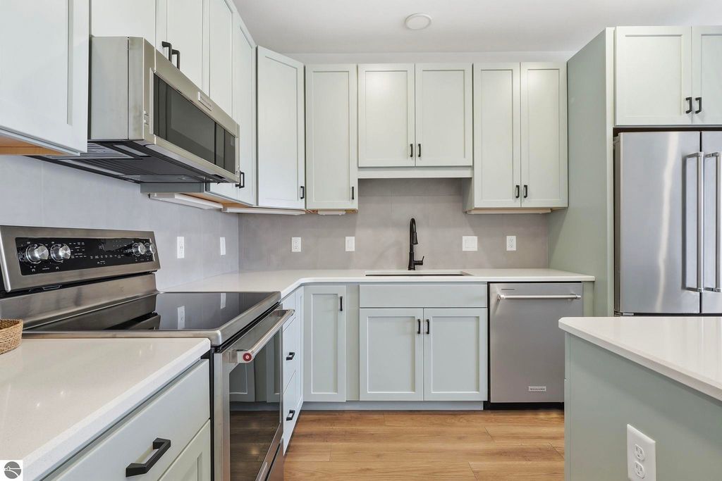 Image 7 of property listing at 714 Randolph Street # 413, Traverse City, MI 49684