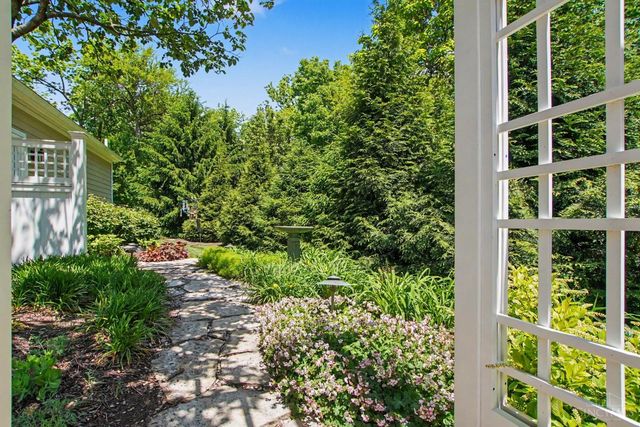 14 Hetherington Court, Glendale, OH 45246