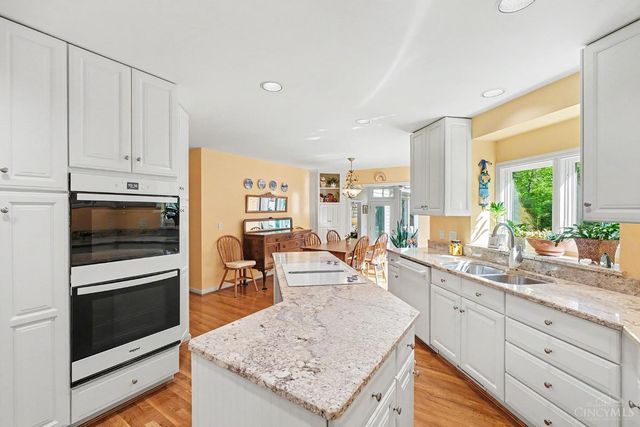 14 Hetherington Court, Glendale, OH 45246