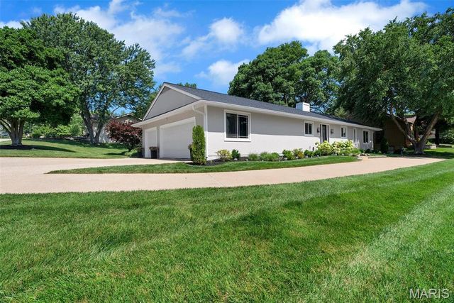 11 Rue Grand Drive, Lake St Louis, MO 63367
