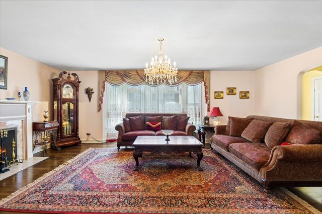 6147 N Central Park Avenue, Chicago, IL 60659