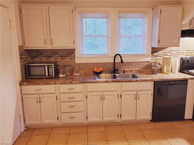 2712 NE Greenway Avenue, Winston-salem, NC 27105