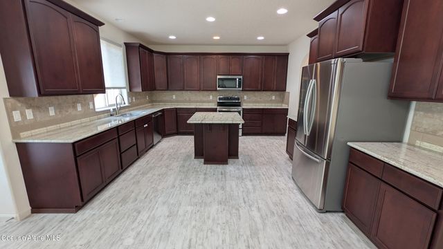 8683 N Salmonberry LOOP, Hayden, ID 83835