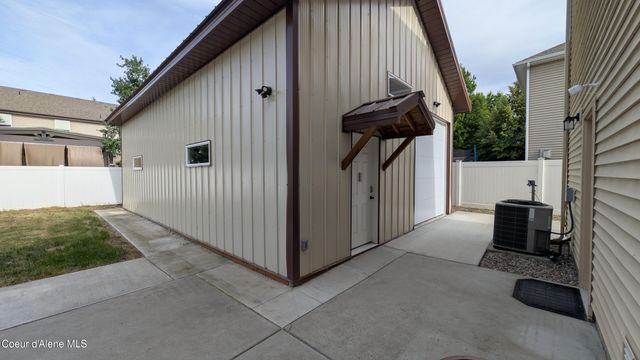 8683 N Salmonberry LOOP, Hayden, ID 83835