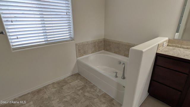 8683 N Salmonberry LOOP, Hayden, ID 83835