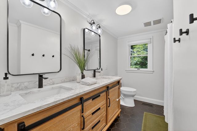 33 Lincoln St, Medway, MA 02053