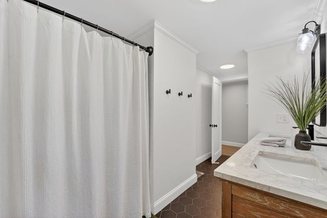 33 Lincoln St, Medway, MA 02053