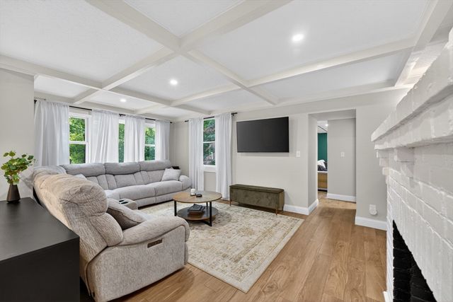 33 Lincoln St, Medway, MA 02053