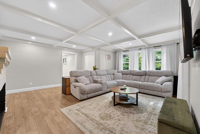 33 Lincoln St, Medway, MA 02053