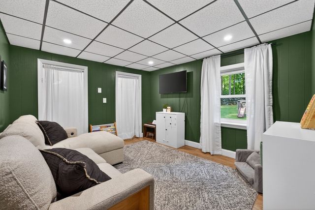 33 Lincoln St, Medway, MA 02053