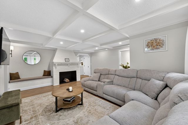 33 Lincoln St, Medway, MA 02053