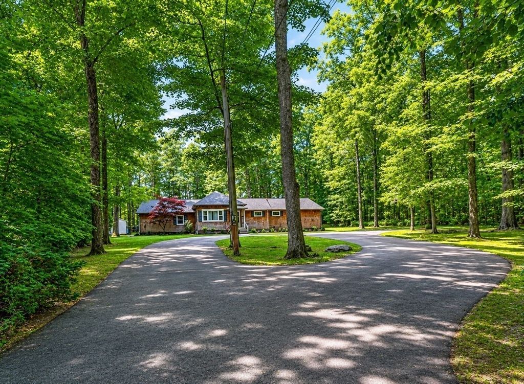 33 Lincoln St, Medway, MA 02053