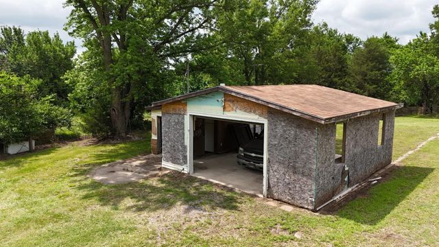 10498 SW 90th St, Augusta, KS 67010