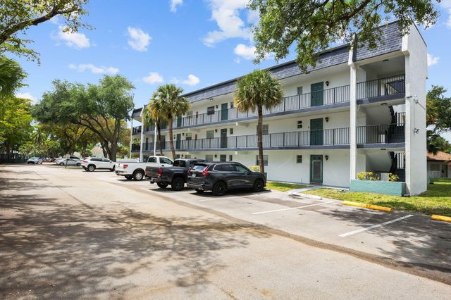 8004 Lagos De Campo Boulevard C-203, Tamarac, FL 33321