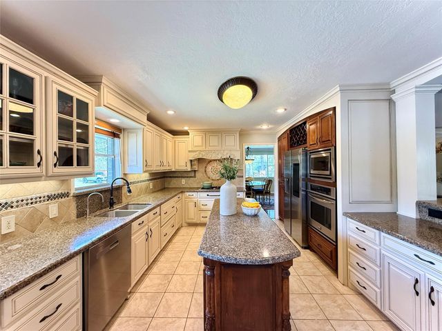 129 Circle Dr, Cleveland, TX 77327