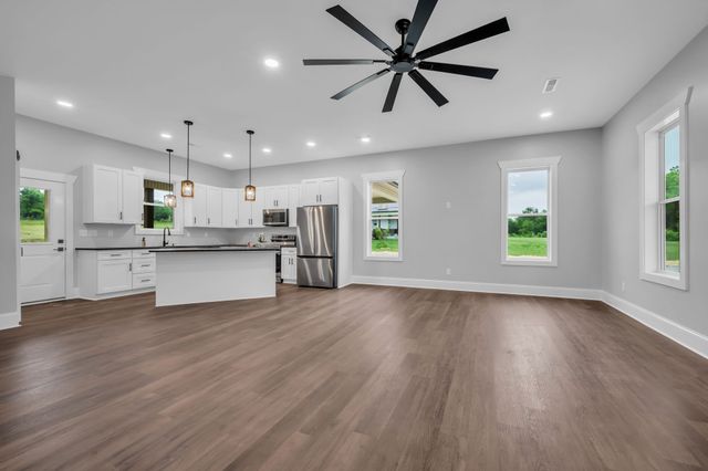 682 E Piney Rd, E, Dickson, TN 37055