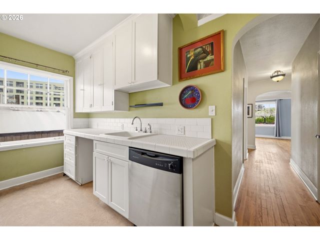 711 Ne RANDALL Ave 301, Portland, OR 97232