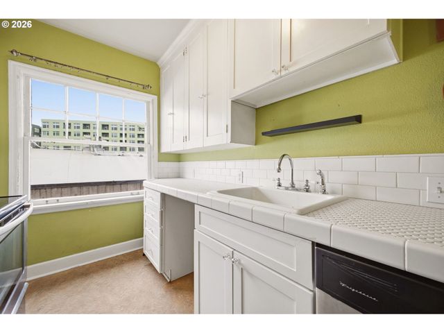 711 Ne RANDALL Ave 301, Portland, OR 97232