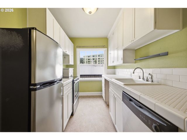 711 Ne RANDALL Ave 301, Portland, OR 97232