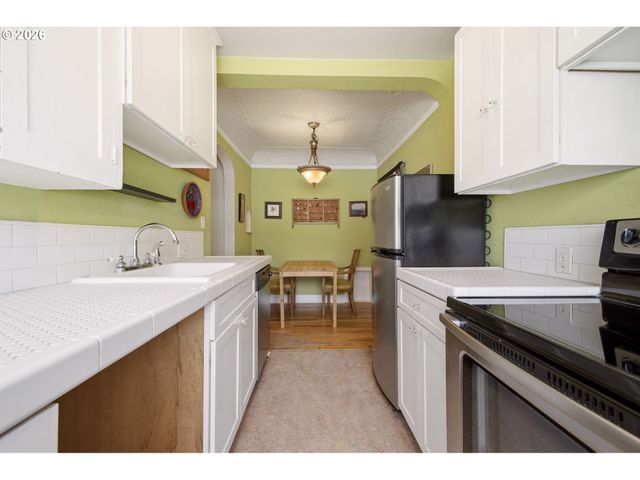 711 Ne RANDALL Ave 301, Portland, OR 97232