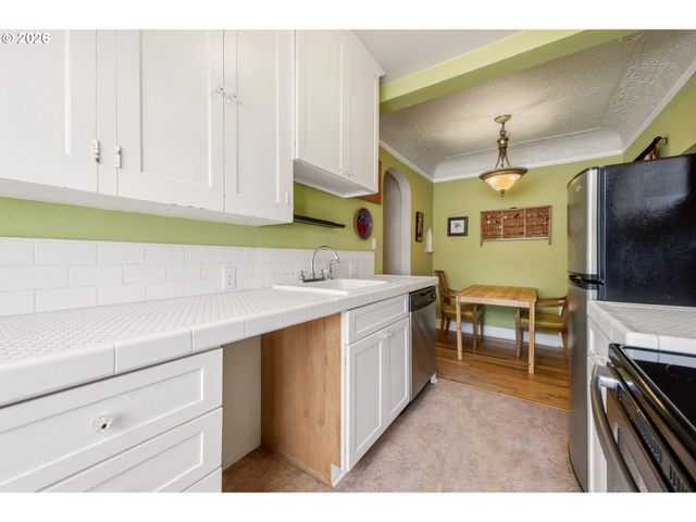 711 Ne RANDALL Ave 301, Portland, OR 97232