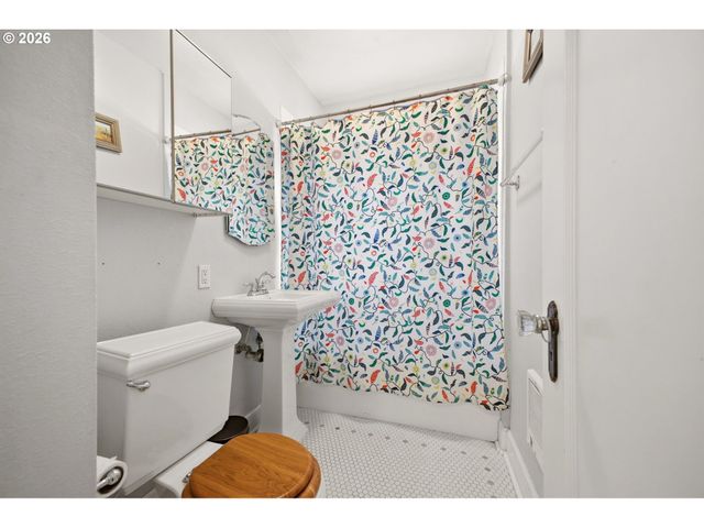 711 Ne RANDALL Ave 301, Portland, OR 97232