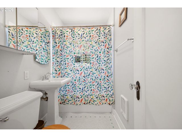 711 Ne RANDALL Ave 301, Portland, OR 97232