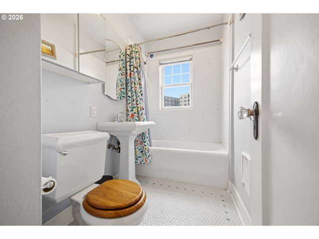 711 Ne RANDALL Ave 301, Portland, OR 97232