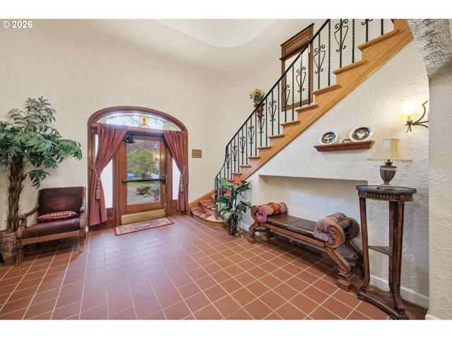 711 Ne RANDALL Ave 301, Portland, OR 97232