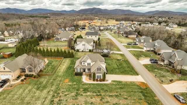 1090 Autumn Run Drive, Forest, VA 24551