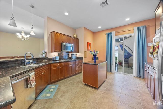 5809 Opal Valley Court, Bakersfield, CA 93306