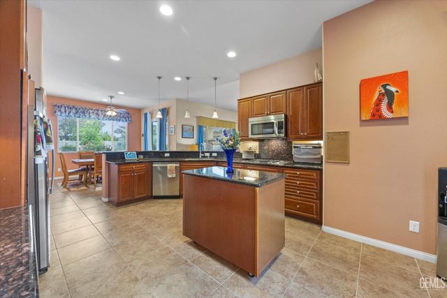 5809 Opal Valley Court, Bakersfield, CA 93306