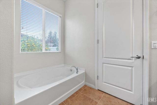 5809 Opal Valley Court, Bakersfield, CA 93306