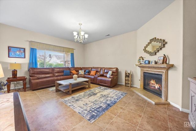 5809 Opal Valley Court, Bakersfield, CA 93306