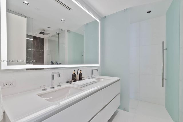 300 Biscayne Blvd Way 5105W, Miami, FL 33131