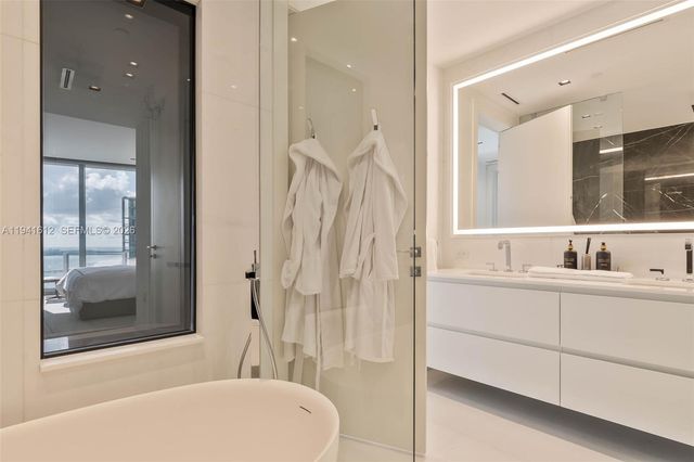 300 Biscayne Blvd Way 5105W, Miami, FL 33131