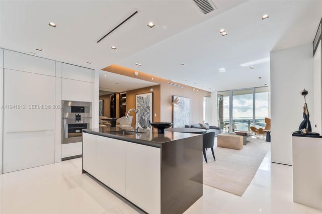 300 Biscayne Blvd Way 5105W, Miami, FL 33131