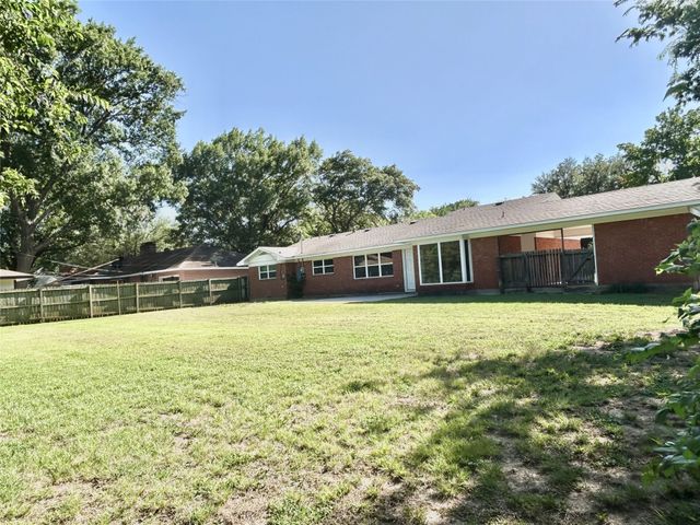306 Line Drive, Gainesville, TX 76240