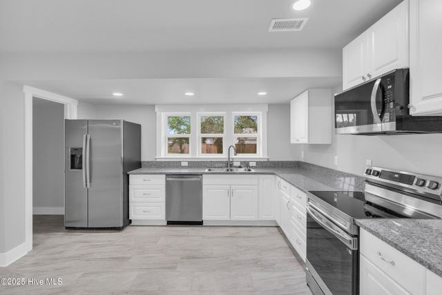 17 Burton Road, Southport, NC 28461