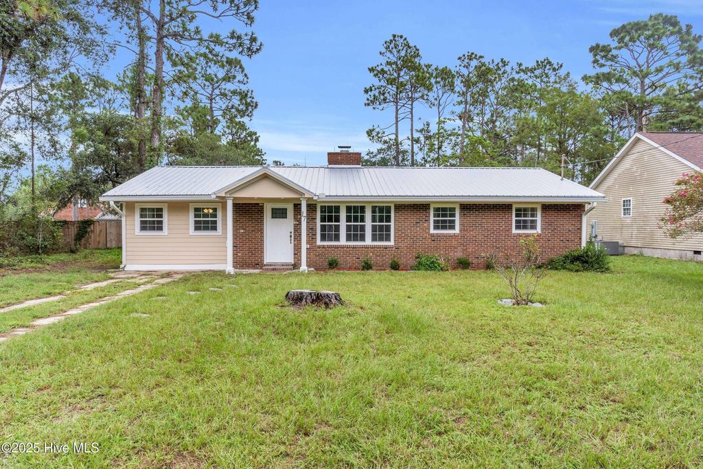 17 Burton Road, Southport, NC 28461