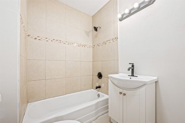 1124 Walker Street, Des Moines, IA 50316