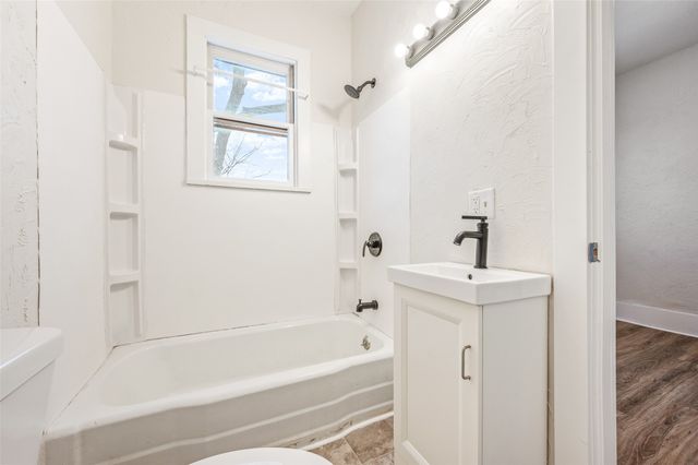 1124 Walker Street, Des Moines, IA 50316