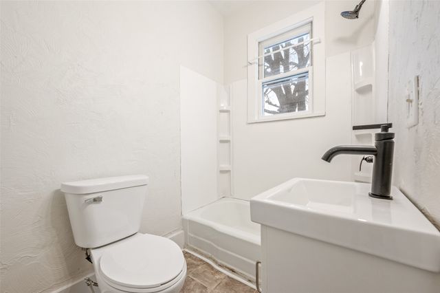 1124 Walker Street, Des Moines, IA 50316