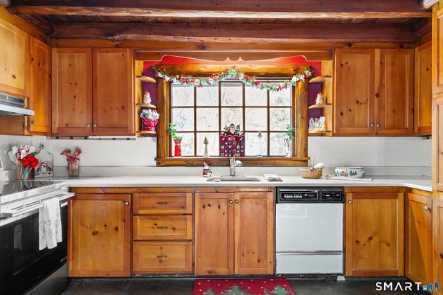 4 Rowledge Pond Road, Newtown, CT 06482