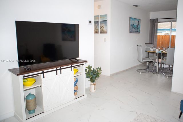 200 SW 11th St 1-2, Hallandale Beach, FL 33009