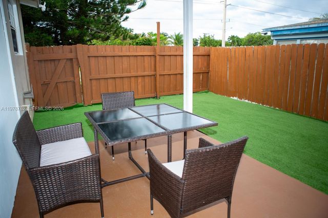 200 SW 11th St 1-2, Hallandale Beach, FL 33009