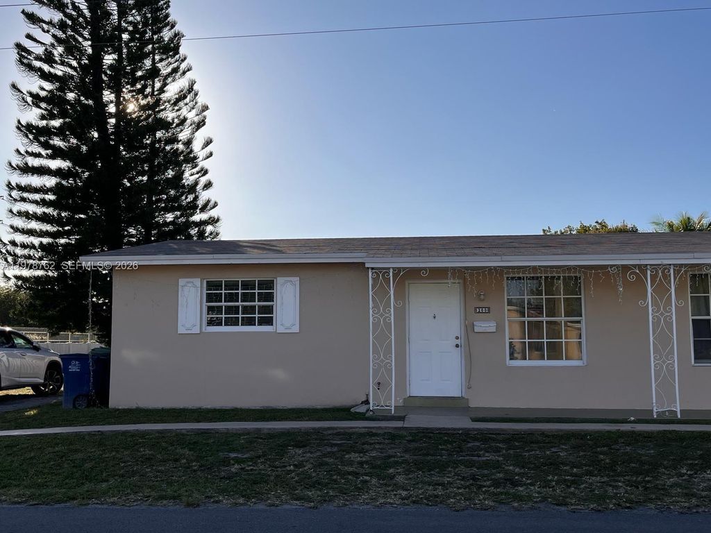 200 SW 11th St 1-2, Hallandale Beach, FL 33009