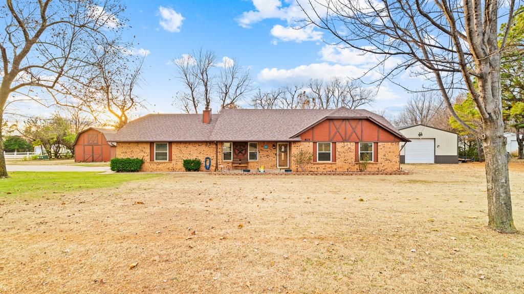 825 S Lariat Drive, Mustang, OK 73064