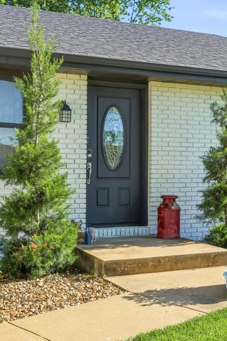 6819 W Dogwood Street, Springfield, MO 65802